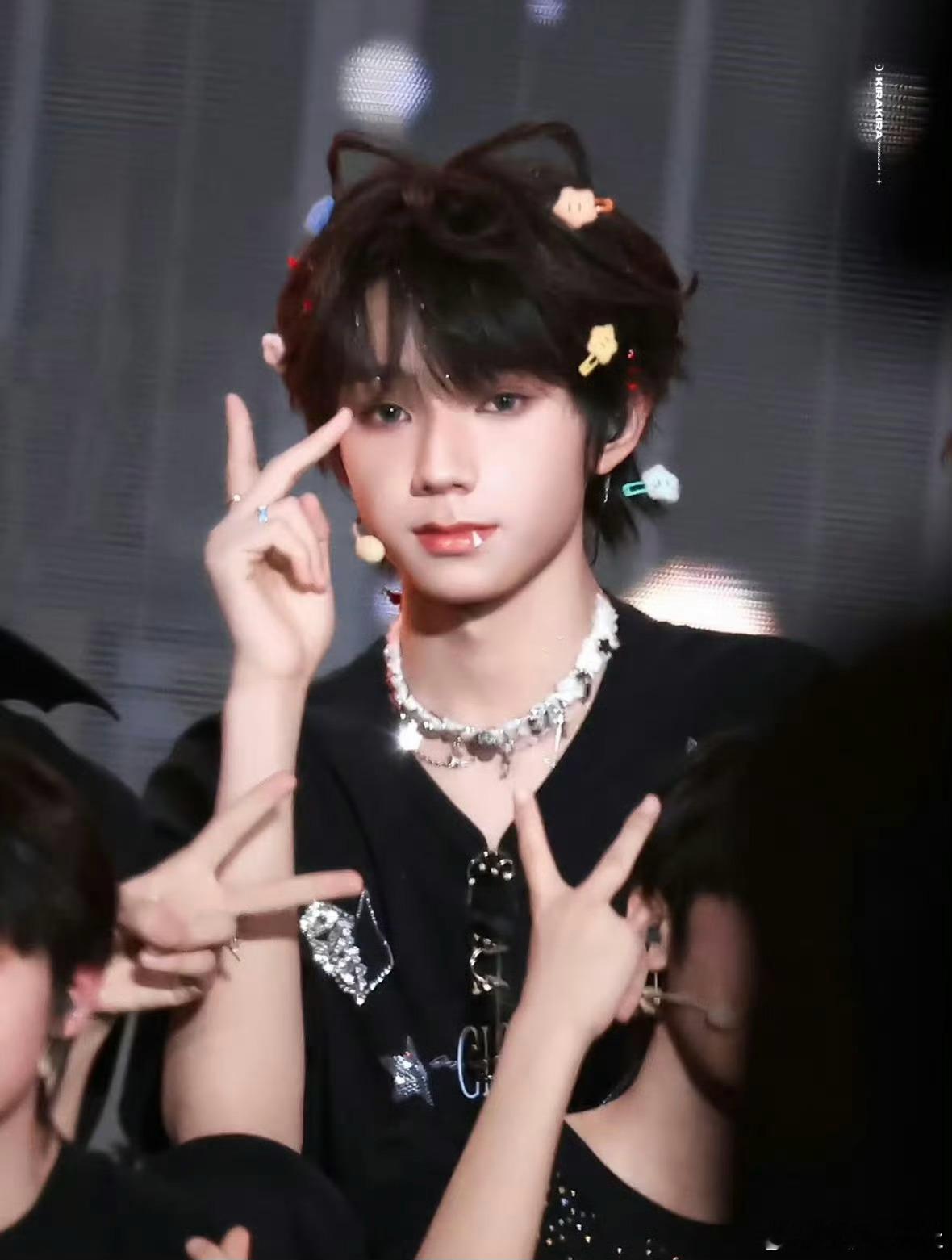 王橹杰蓝粉色发卡王橹杰头上的蓝粉色发卡王橹杰头上的蓝粉色发卡王橹杰发卡