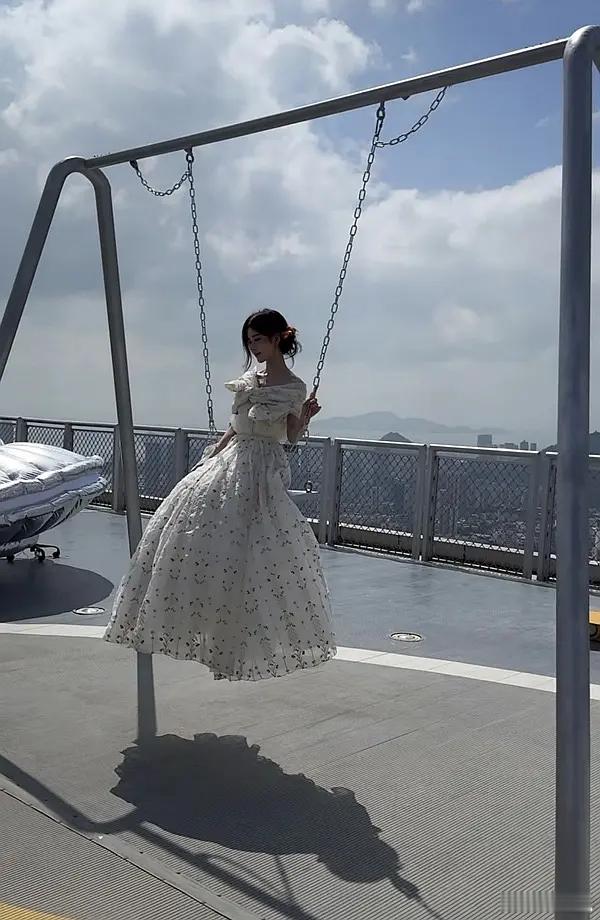 鞠婧祎这秋千还得用梯子上吧😨 ​​​
