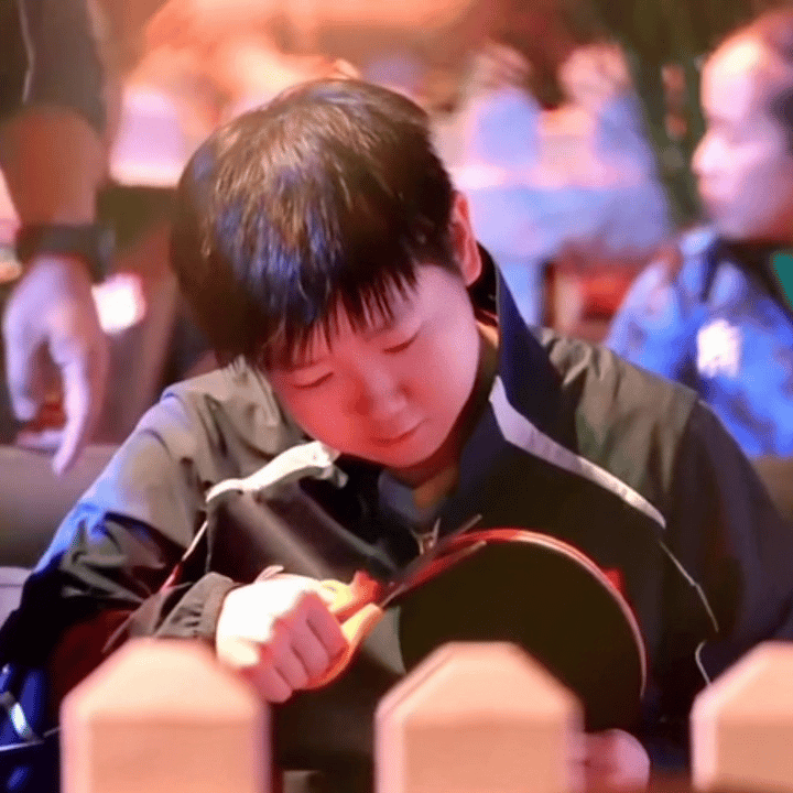 孙颖莎是在做手工吗？[笑哭]
孙颖莎像幼儿园小朋友在做手工一样认真地粘贴修剪自己