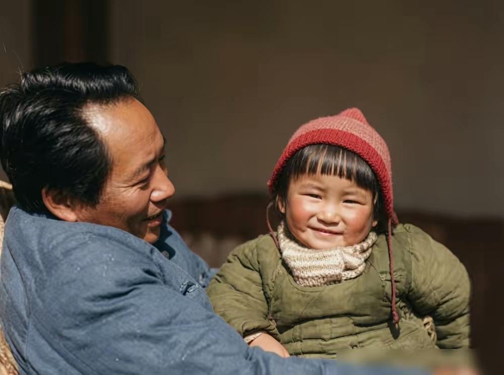 40年代，毛泽东和女儿小李讷在延安合影，他是伟人，他也是慈父。

长征结束后，毛