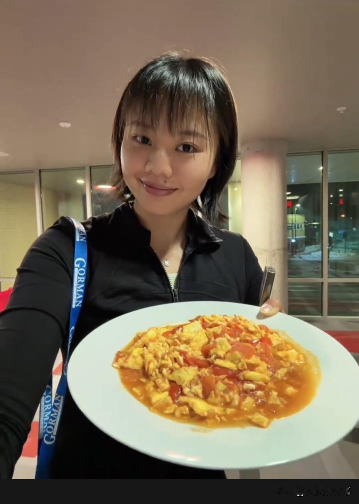 龚翔宇的伙食，看着很合口味！
场上是战士，场下是美食家，瞧瞧，回到家的龚翔宇，还