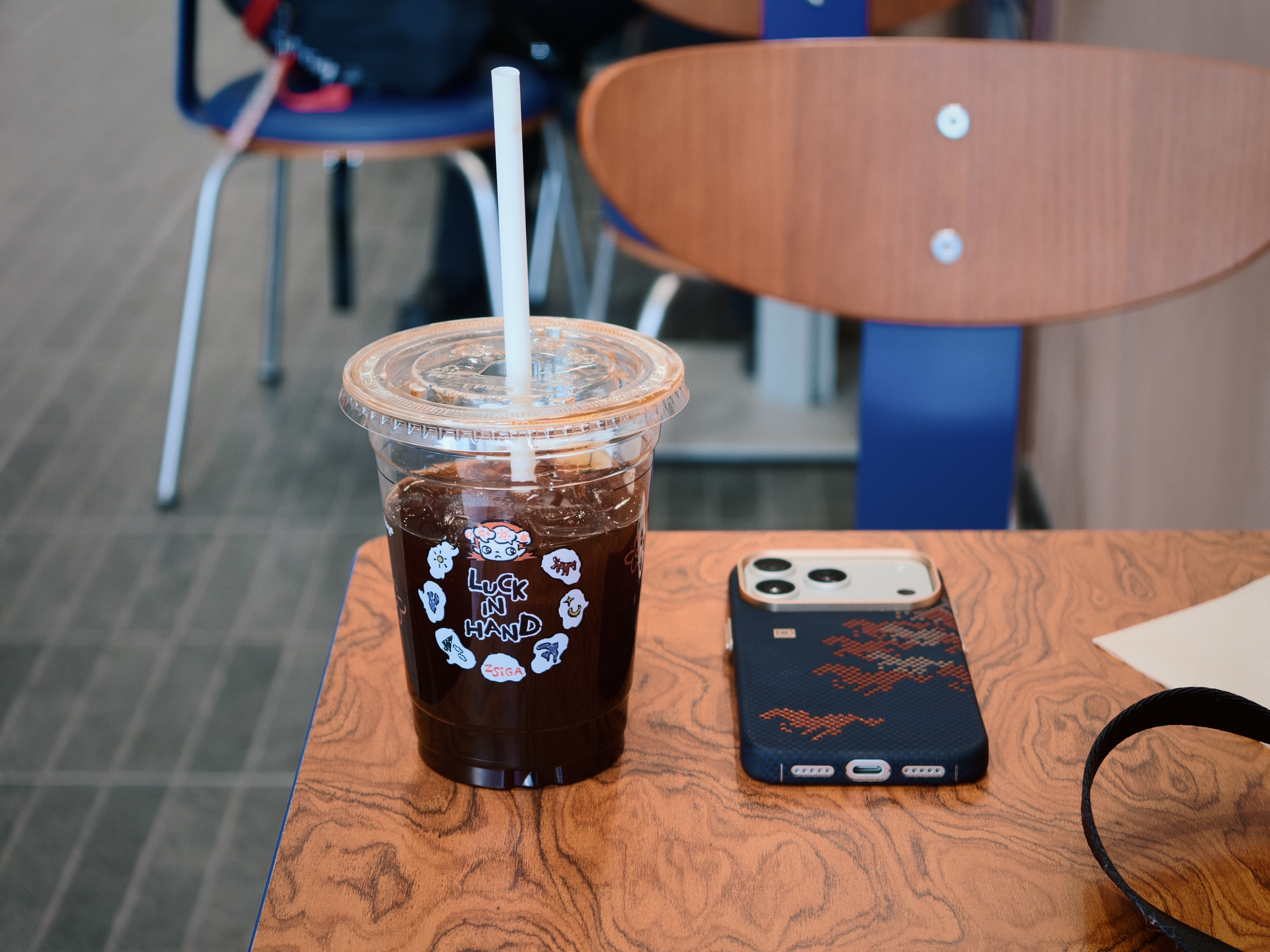 出来喝上一杯加浓美式，强行续命。前几天小牙的睡眠开始规律了，以为好日子来了，结果