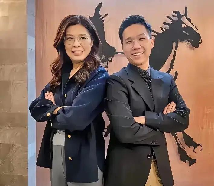 郑丽文收拾行李准备赴美，临行前轻飘飘扔下一句：“不想在大陆和美国之间二选一”。