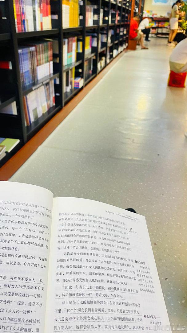 最喜欢图书馆的状态：沉默，自在，所有人都在各自的世界里认真生活。 