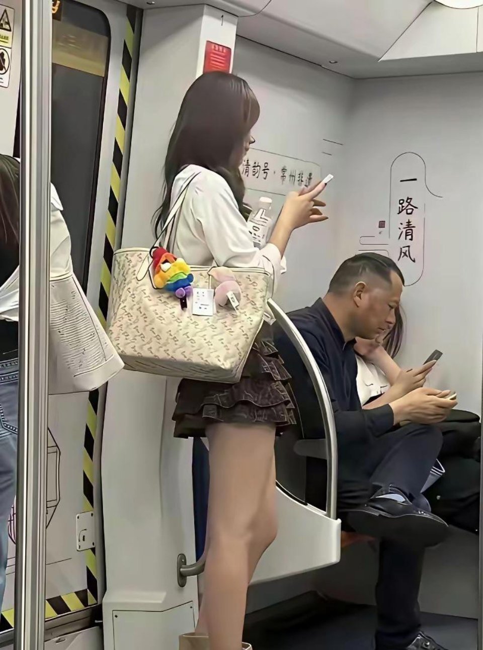 我一直非常好奇，女生一出门就带个包，到底装的是什么，累不累啊。 