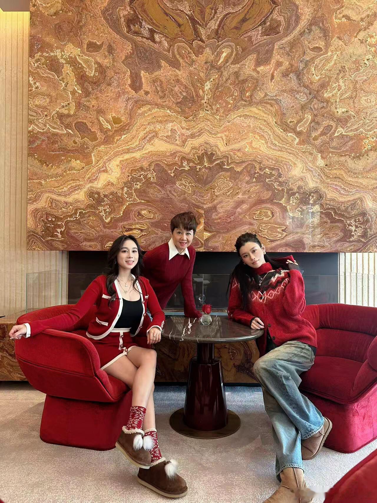 赌王女儿何超欣晒圣诞照奚梦瑶何超欣梁安琪一起过圣诞 赌王女儿何超欣晒圣诞照，跟嫂