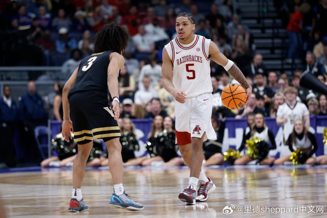 阿肯色主教练约翰·卡利帕里谈到后卫达柳斯·阿库夫的NBA选秀前景时表示：“错过他