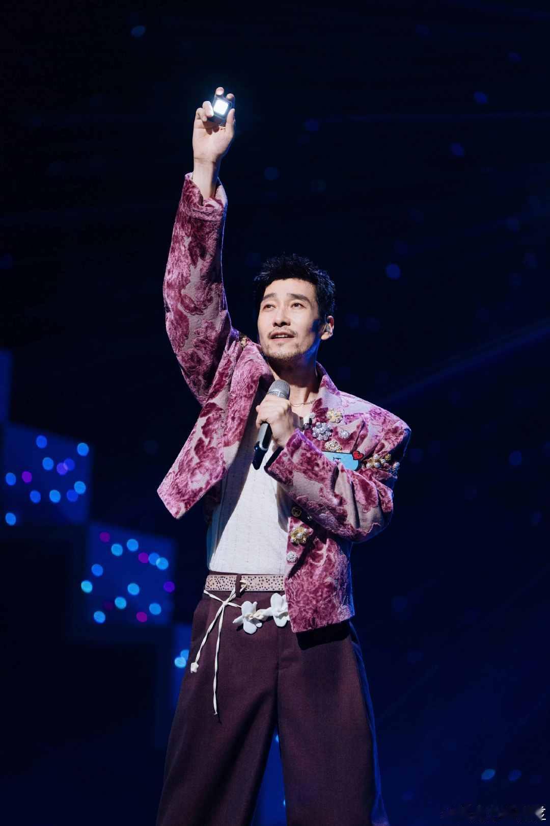 小沈阳小沈阳初舞台第一披荆斩棘披哥初舞台爆冷夺冠，小沈阳拿下第一名，嗓音共情力十