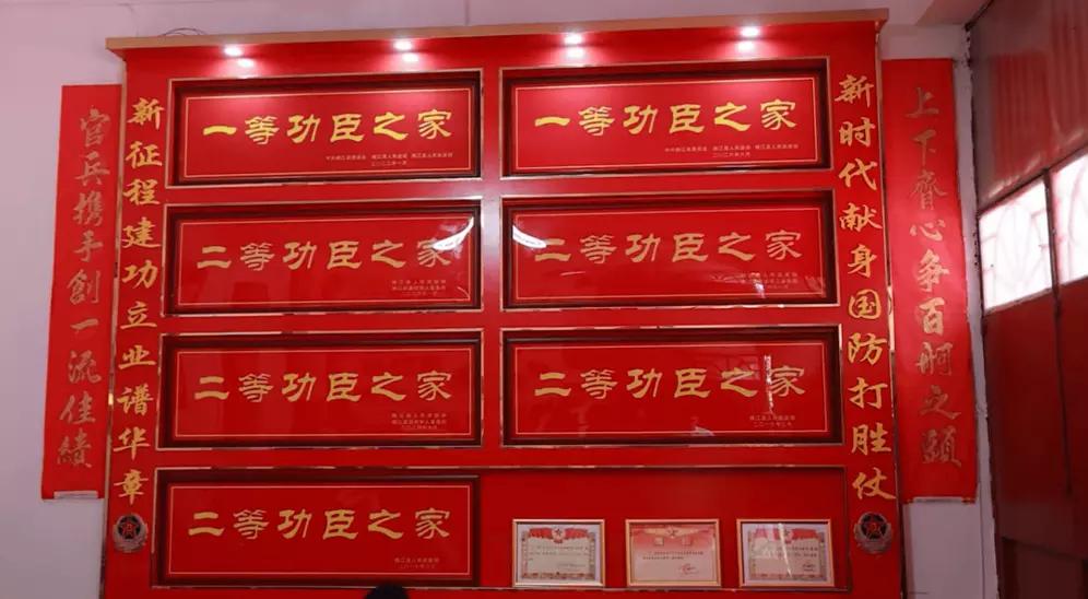 当一等功臣牌匾送到家中，发现他家的立功牌匾多到客厅都摆不下，简直硬核。6月16日
