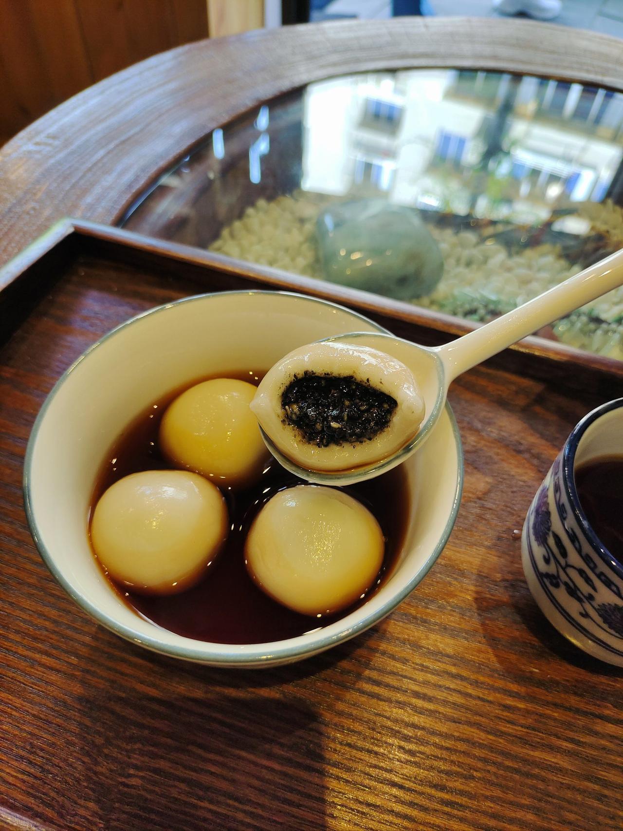 冬至这天北方人吃饺子南方人吃汤圆，其实，汤圆做起来特别简单，我们小时候，见到母亲