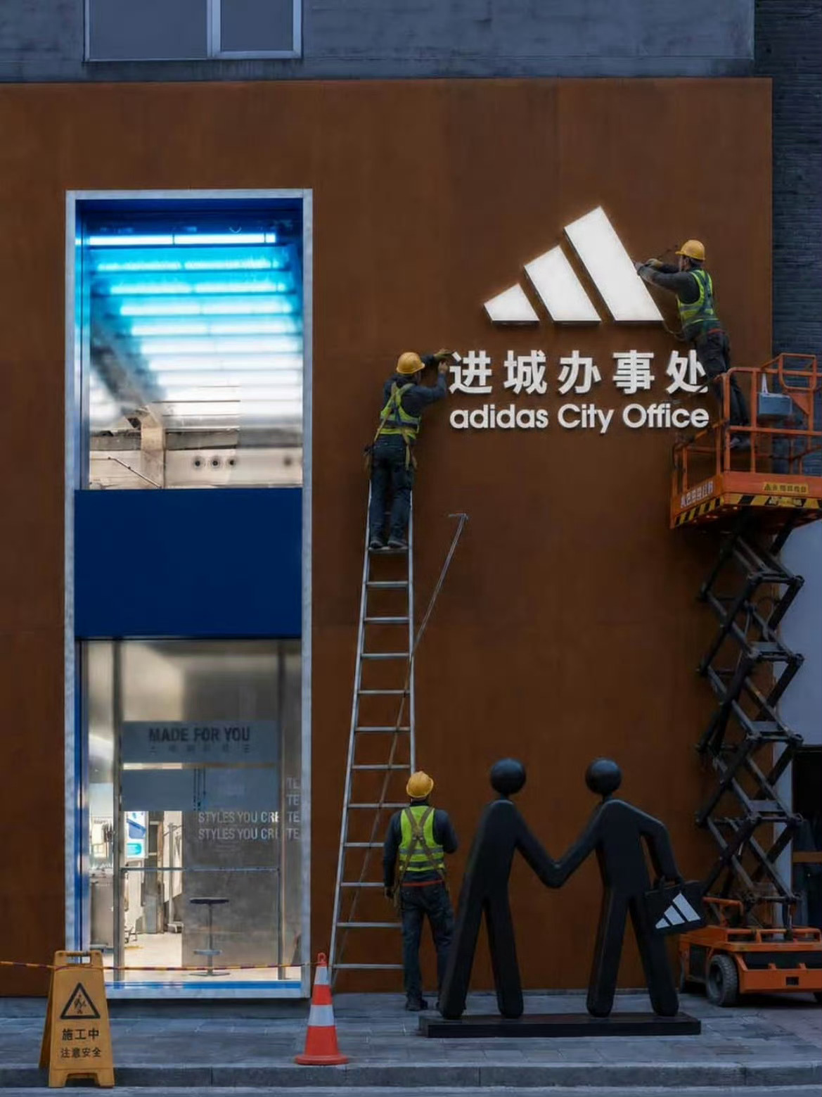 阿迪达斯发进城办事T恤哈哈！幽默不是普通语言，而是智慧驾驭的语言！幽默本来就是一