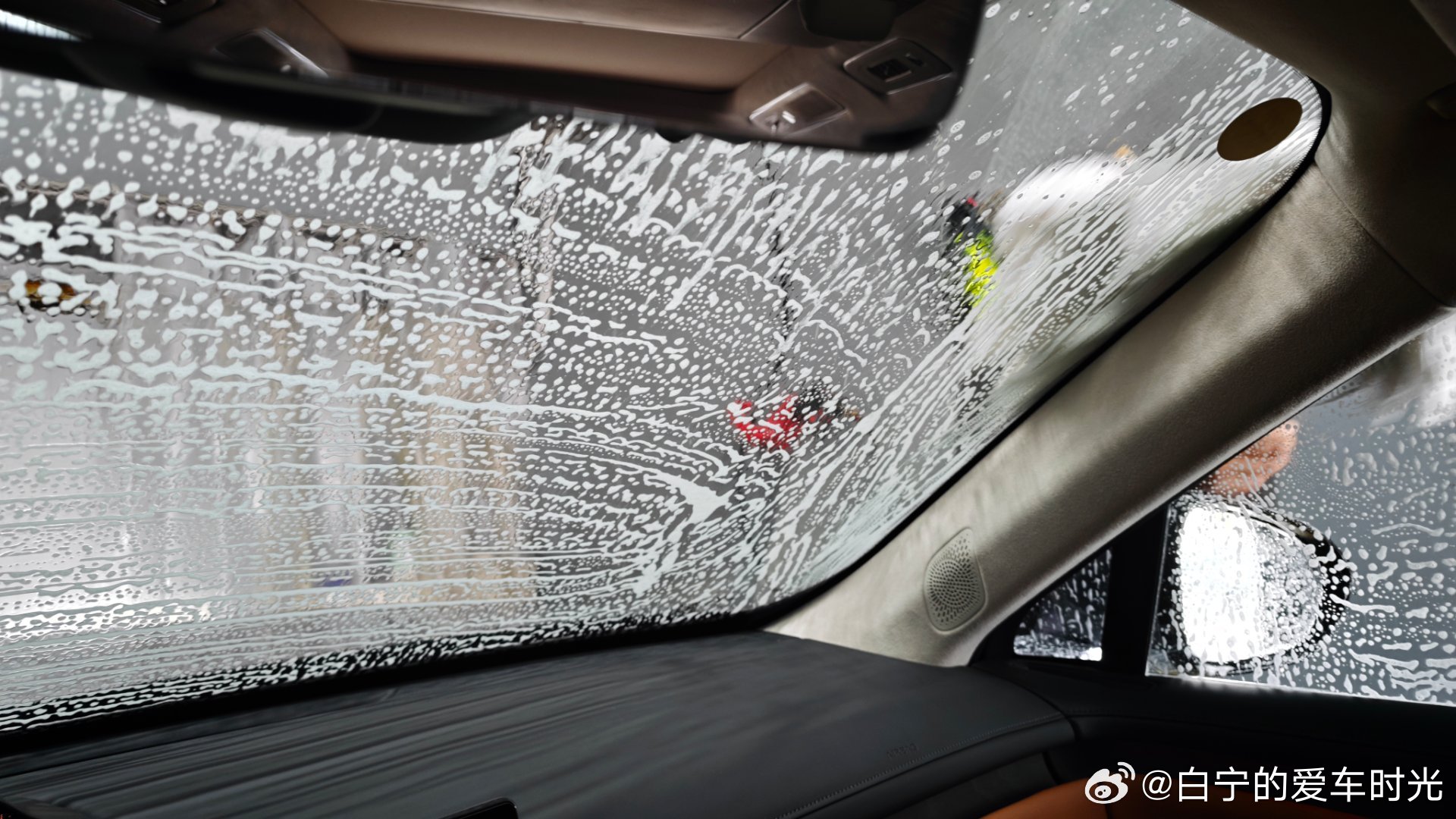 这周要跑800多公里长途，而且都是夜路。我把白宁的岚图泰山 从老白那换过来了，这