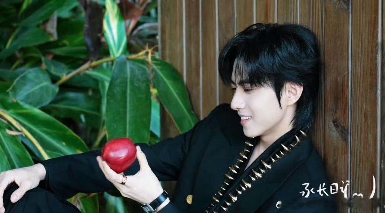 刘轩丞徒手捏爆苹果这个轩丞怎么这么厉害呀，外表小兔子实业轻松捏爆一个苹果，真不愧