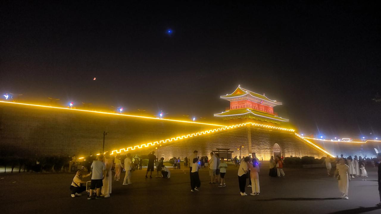 用火票霸占座位，也是一种霸凌。

两个女孩为了舒服买3张车票的做法，实在让人气愤