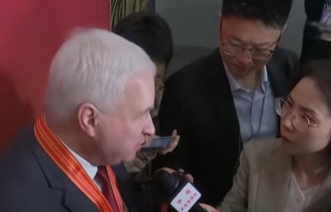 俄前驻华大使用中文深情表白中国
 
2026年5月18日，北京城里迎来了一场特别