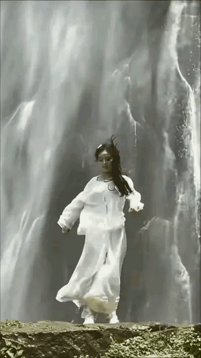 🔥火上人民日报！00后女生瀑布打太极，五一假期的福建泉州石牛山，所有人都挤在瀑