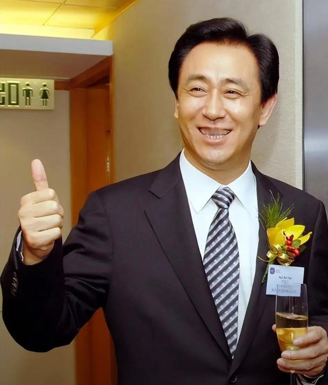 尘埃落定！曾经风光一时的许家印，如今牢底坐穿。许家印一审被判无期徒刑，这场大戏终