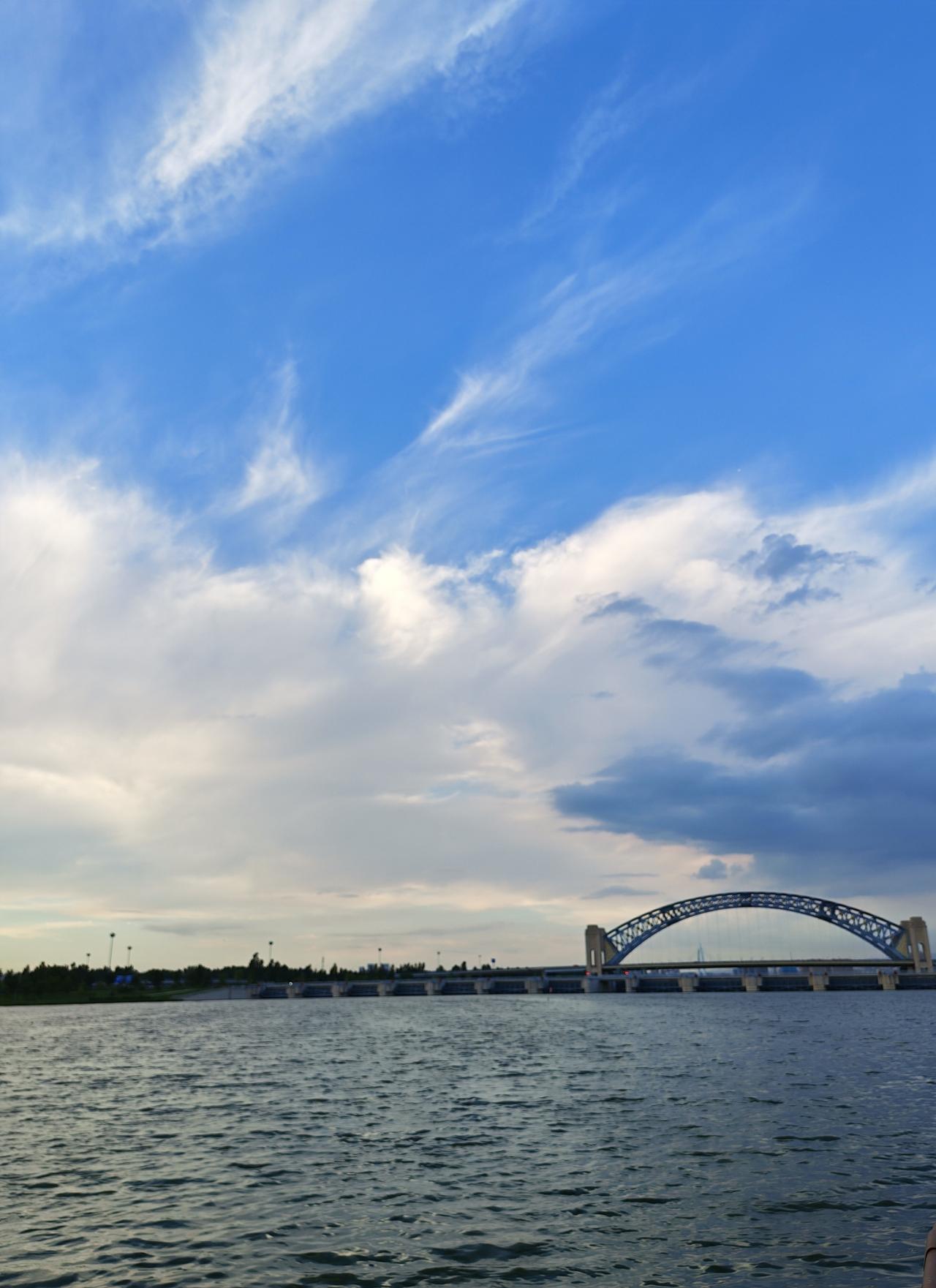 太原汾河公园，蓝天白云碧水，远眺西山黛色浓。