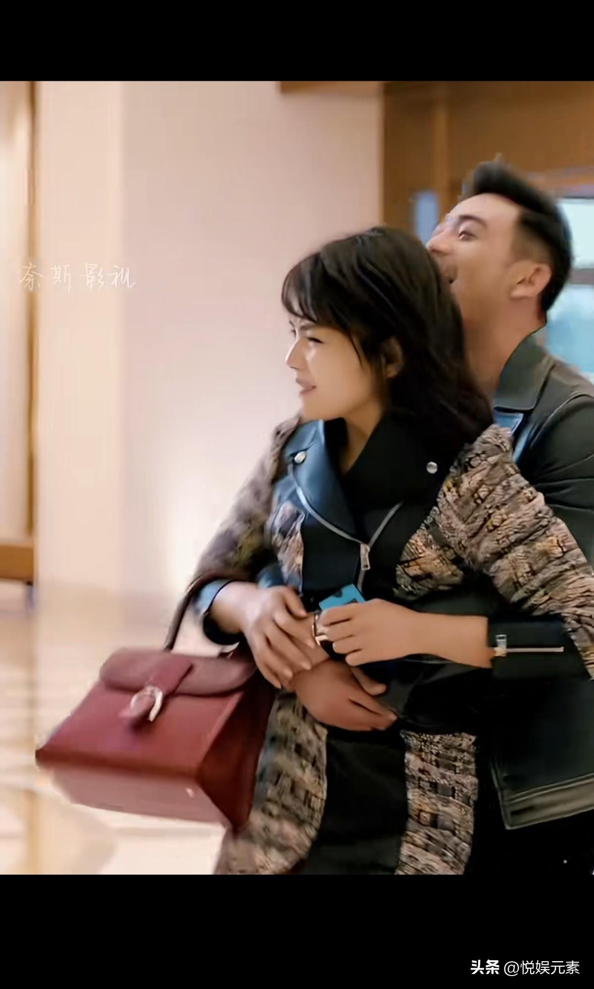 一个愿意哄一个愿意低头，
爱才可以继续；
一个闹一个笑，这便是幸福；
一边骂着一