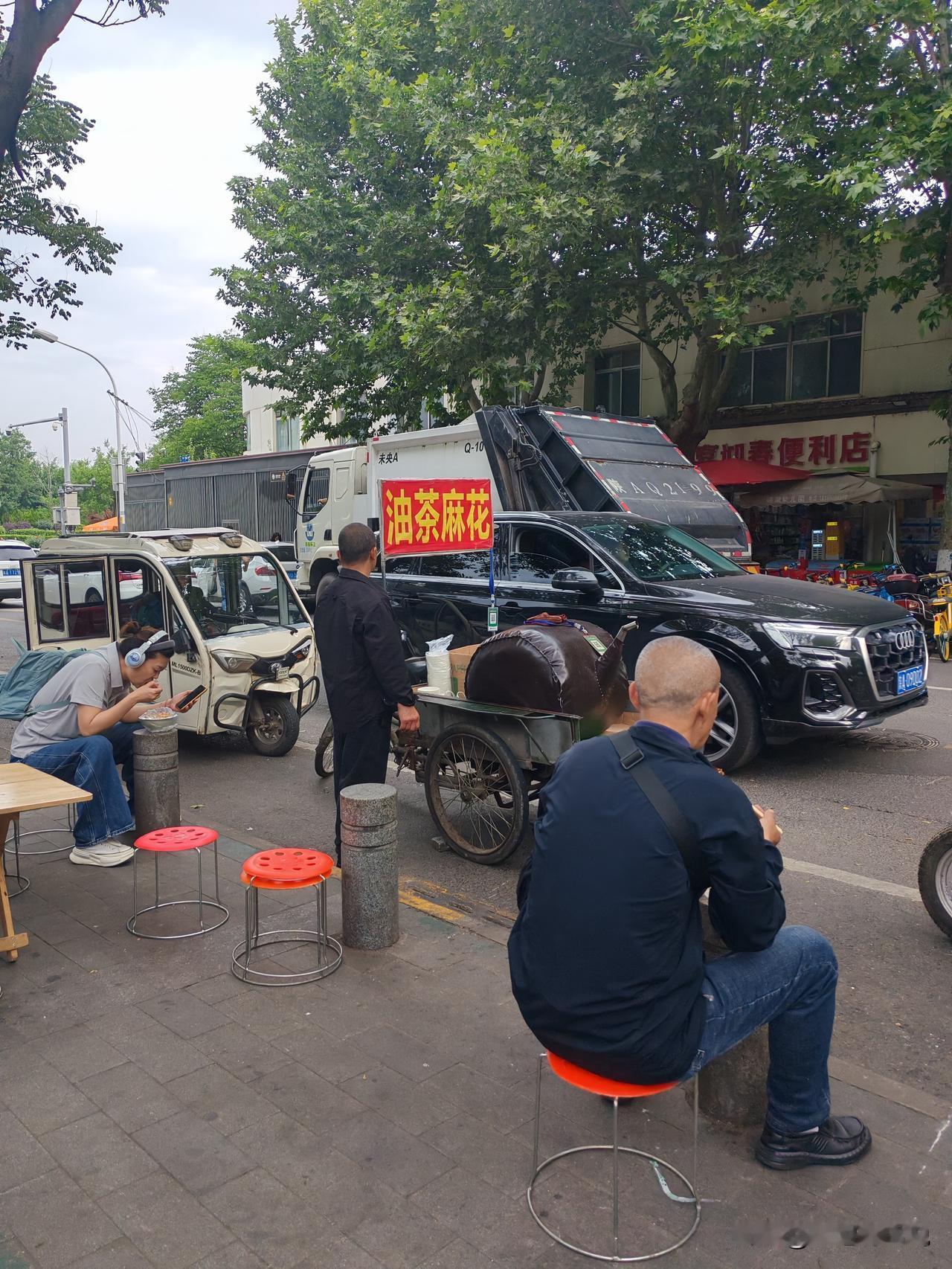 油茶是西安人传统早餐之一，尤其受到老年人的青睐，全市的油茶摊几百上千家，但这家的