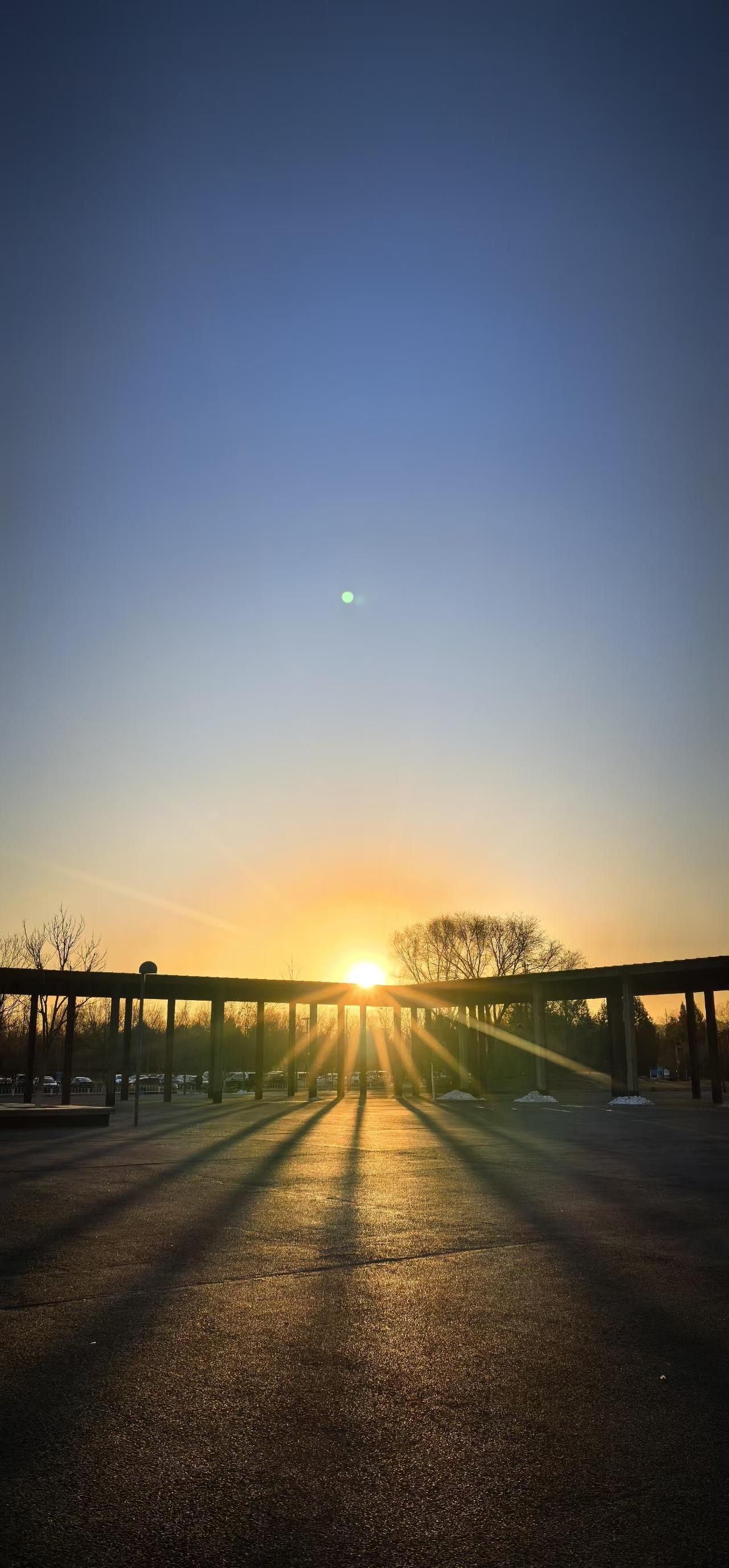 晒图笔记大赛老板监视员工微信只需300元,这个也太可怕了吧？头顶安个摄像头，电脑