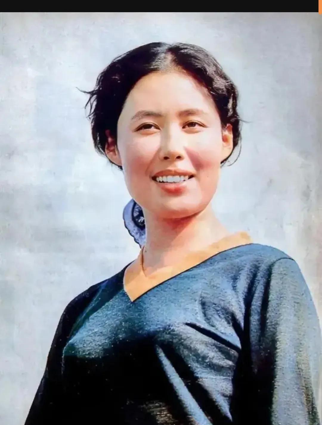 80年代，一个年轻的女孩，留下的老照片，当时的她已经小有名气，她的容貌并不算惊艳