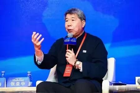 回到台湾后的孙文学校总校长张亚中继续推销他的“和合论”，这次的秀场选择亲蓝媒体中