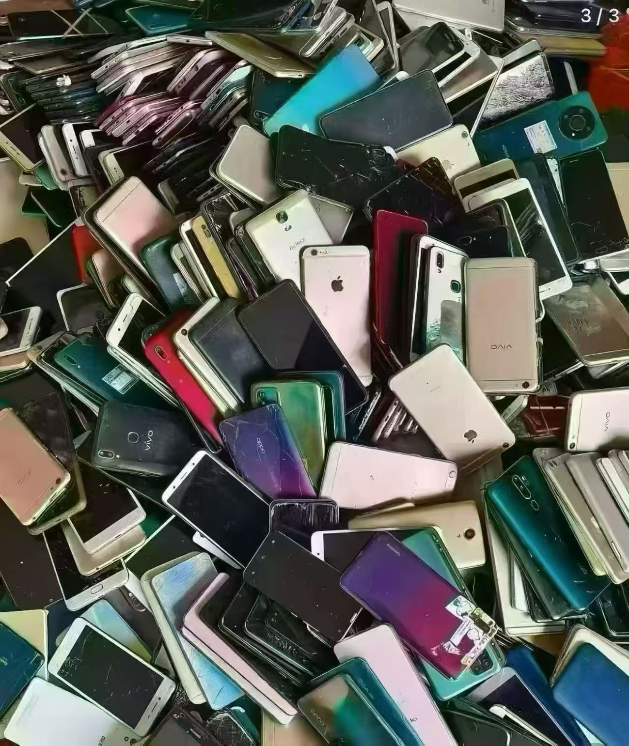 旧手机回收价暴涨8倍原因据说有的00后，直接开着车买点大米油，和村里的老人们换这