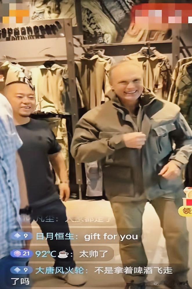 今天，广州一家服装店，火爆全网！
 
因为俄罗斯传奇飞行员——谢尔盖，在这家服装