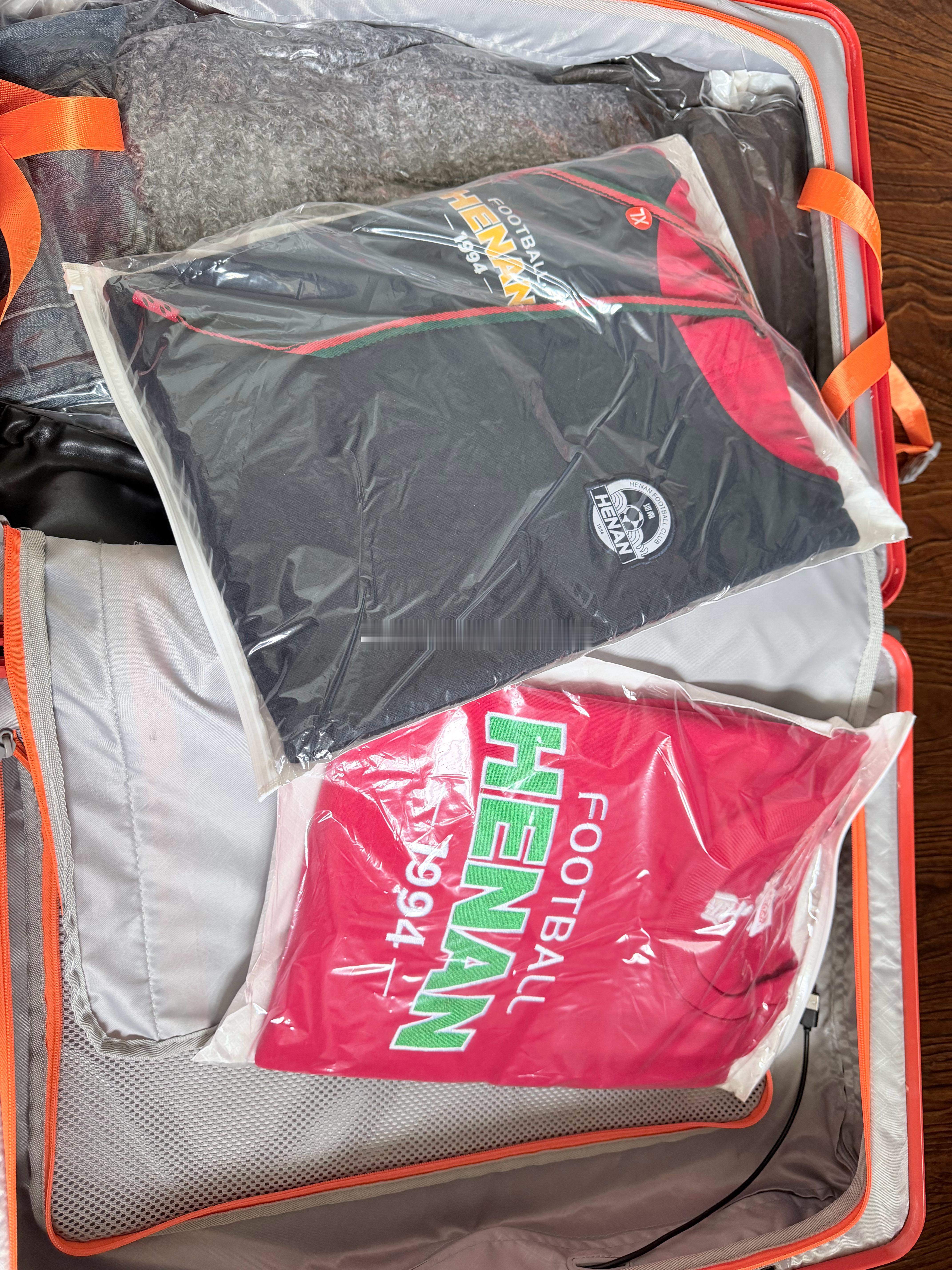 收行李准备去机场了 