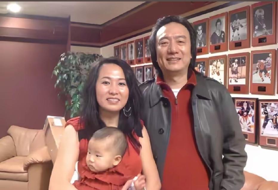 “东方神鹿”王军霞在美国豪宅家中与第二任丈夫黄天文以及俩人的女儿一家三口的幸福留