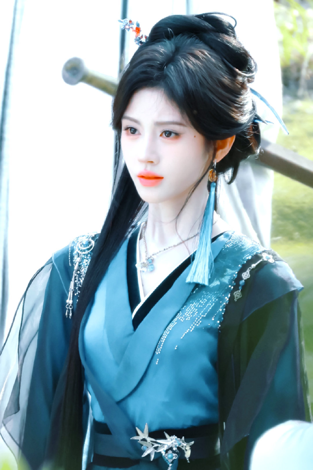 jjy鞠婧祎来战 jjy鞠婧祎阿黛 “玫瑰之所以是玫瑰，是风与光的眷顾，更是视线