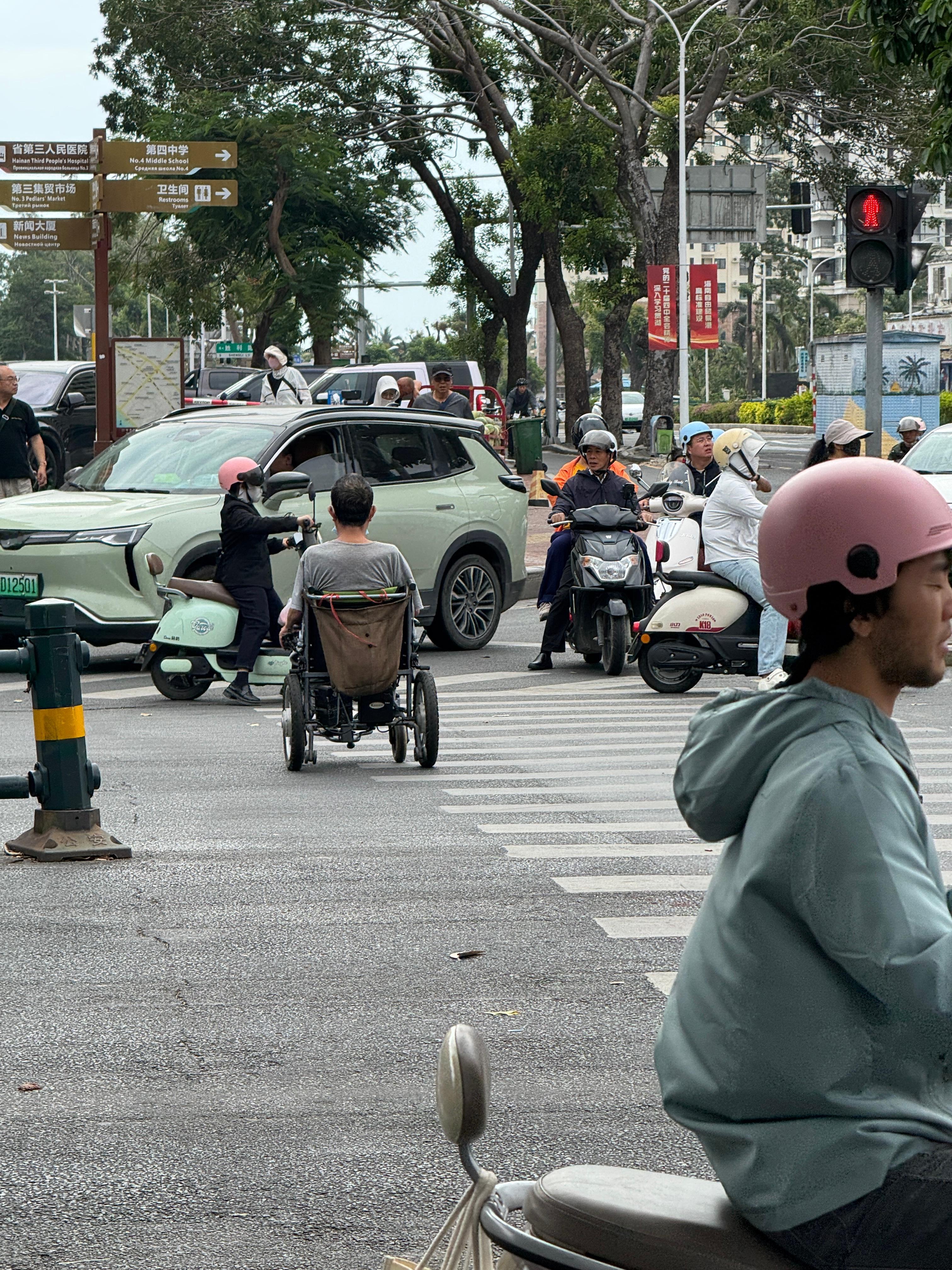 三亚的街头，真的非常「繁忙」且有趣这台「卡丁车」在我身旁呼啸而过的时候，我都没反