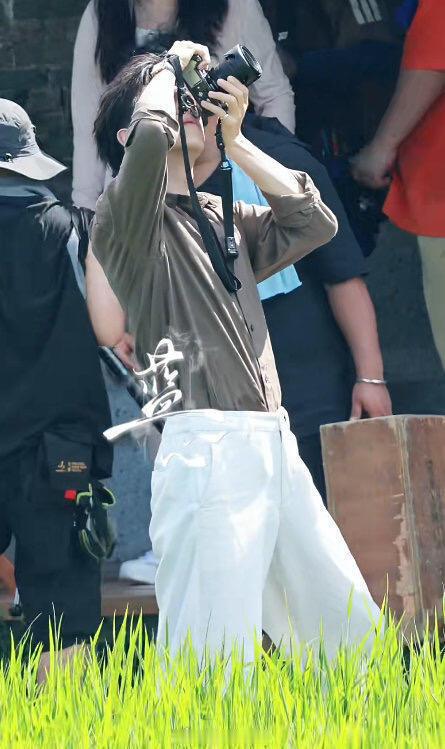 李现拍这么多照片是要考研呀  李现你是准备要考研吗 建议严查！李现走到哪拍到哪，