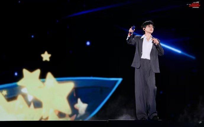 芒果台在张杰演唱会团建 张杰演唱会200场盛宴，芒果全员来助阵！评论区里芒果香四