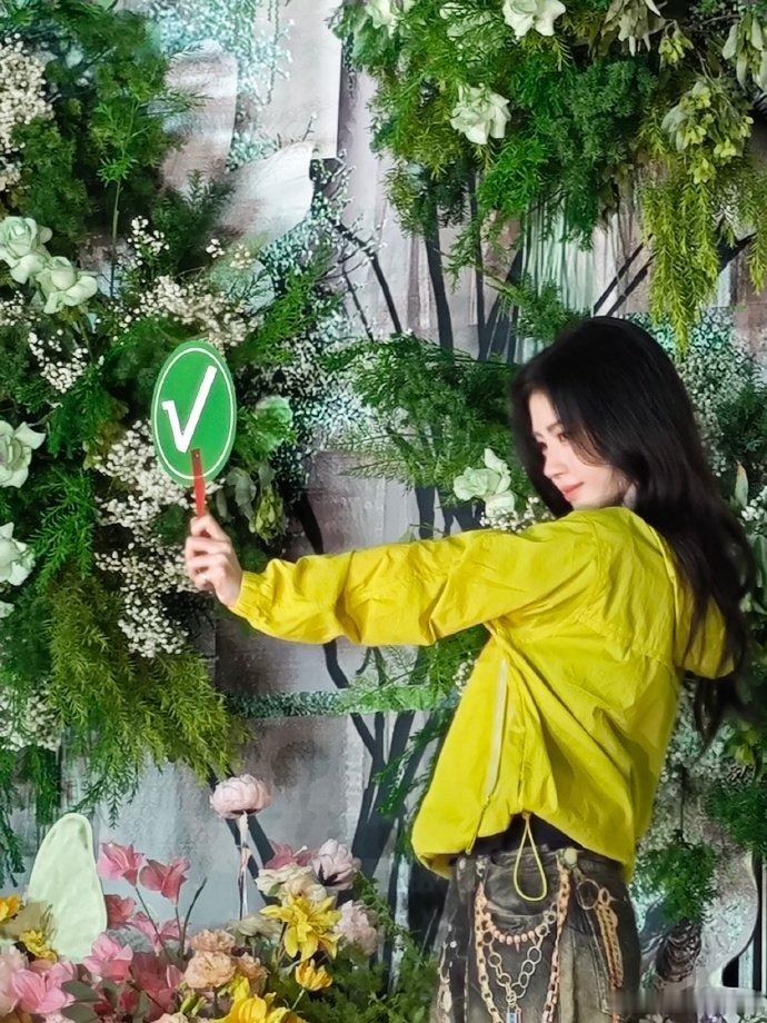 鞠婧祎简直逆生长 说鞠婧祎是逆生长真的不夸张，皮肤透亮眉眼灵动，完全是校园学姐既