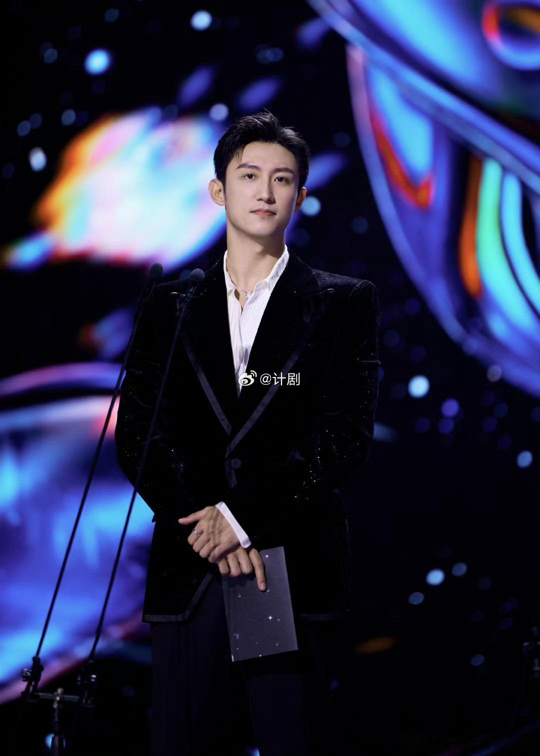 黄景瑜连续两年登顶尖叫之夜男星微指 无论是舞台上的亮相，还是综艺里的表现，黄景瑜