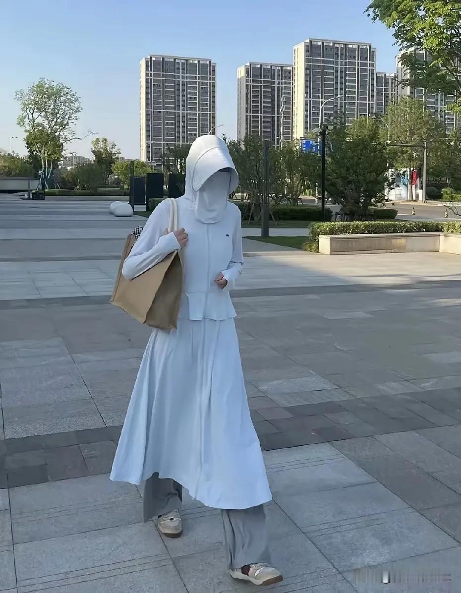 有必要穿成这样吗，大夏天的捂的严严实实的，能透过气来吗？不出汗吗？如果满大街都是