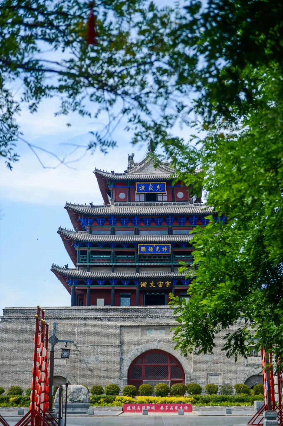 穿汉服还跑啥江南啊？咱聊城水上古城直接把古风氛围感拉满！

晴天攥个团扇逛青石板