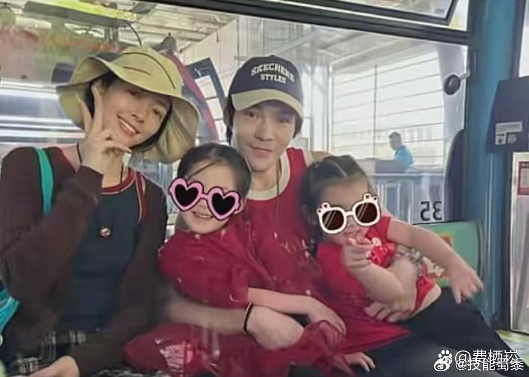 郭碧婷一家4口出游⁠啦⁠！向佐手‏﻿臂上﻿全⁠‍是腱子肉，壮‌‌‏实得很，‍‎‎