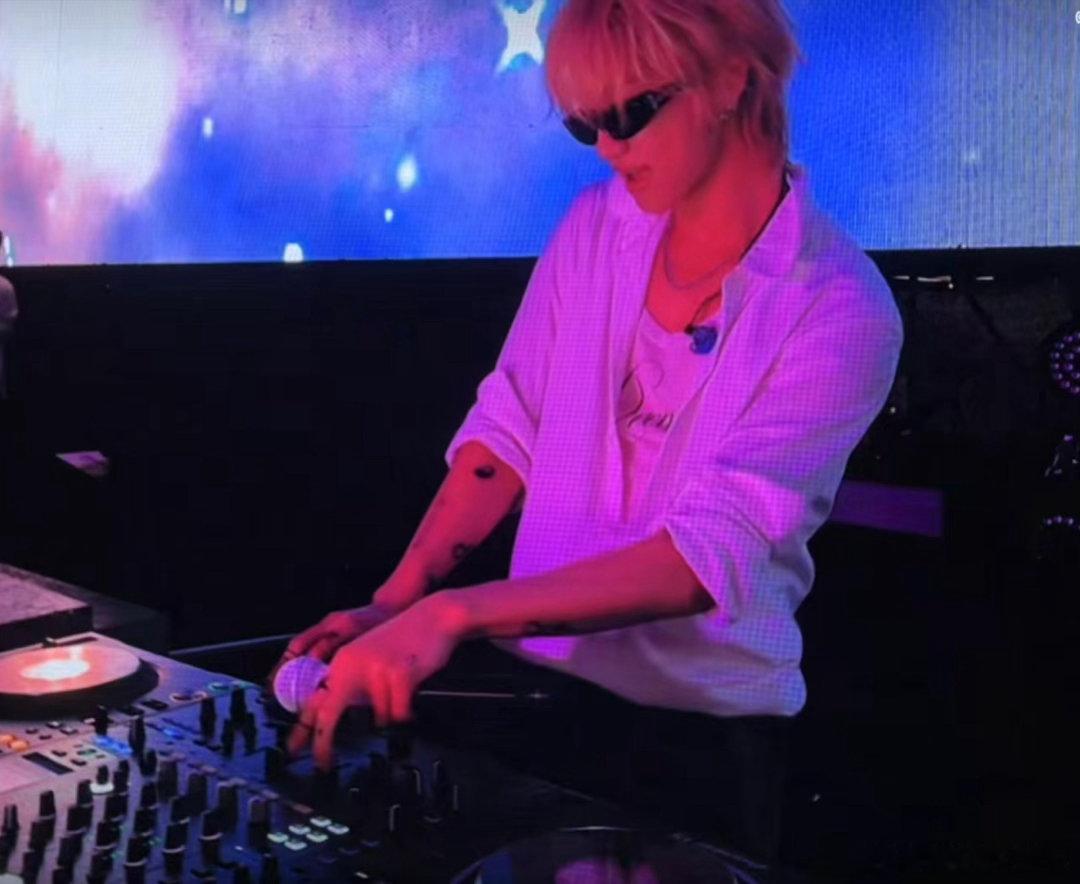 徐明浩音乐节DJ打碟 之前只见过徐明浩跳舞唱歌，没想到打碟也是隐藏技能。手在碟机