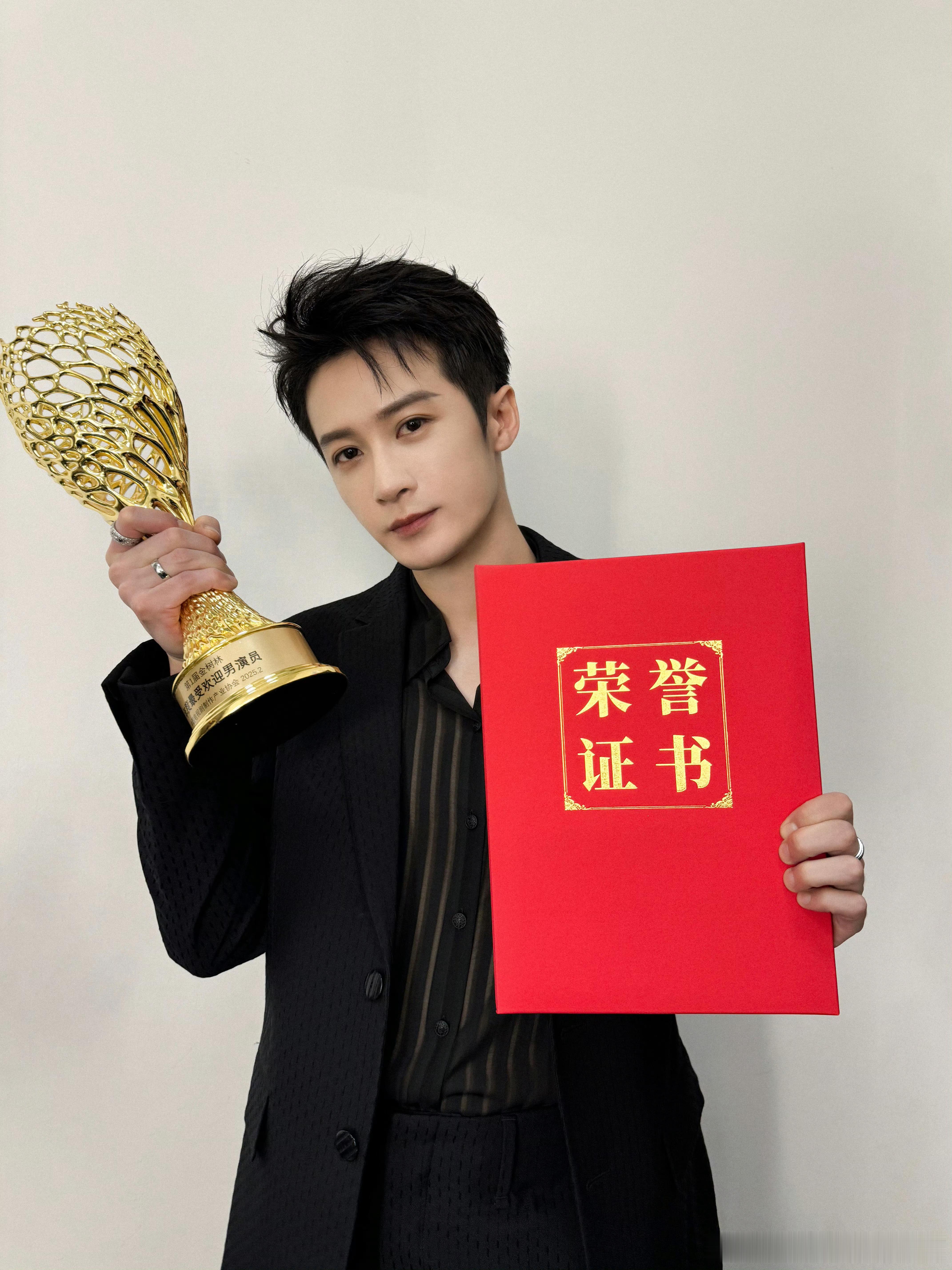檀健次晒奖杯证书  这双手生来就是要拿奖杯的🏆㊗️演员檀健次未来星途璀璨 越来