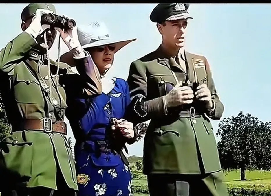 1943年，蒋介石与夫人宋美龄视察中国驻印军时的一幕 。 
