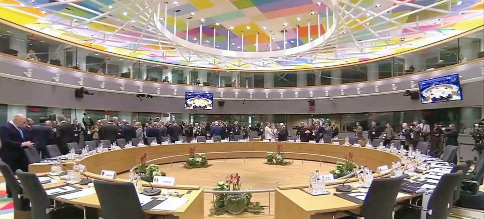 看来当初默克尔的警告成真，一场本该凝聚共识的峰会硬刚超12小时，最后却闹了个竹篮