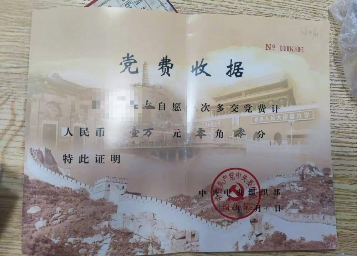 9月30日，宁波海曙区鼓楼街道文昌社区居民崔阿姨揣着一个裹得严严实实的布包，走进