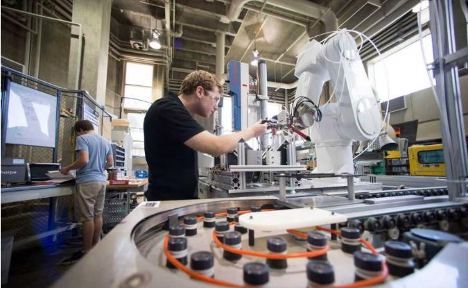 中国这招阳谋确实高明，变相帮着西方发达国家去工业化。没错，就是“帮”，中国凭借强