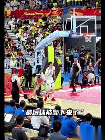 宁波队外援辛普森，死死盯着广东队后卫徐杰，眼神里全是算计。
他仗着自己人高马大，