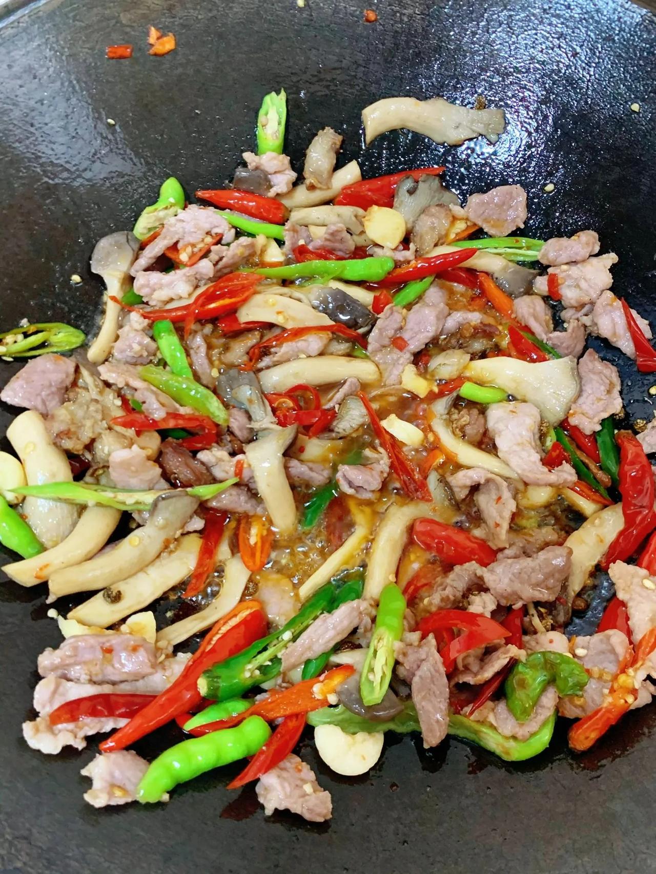 泡椒秀珍菇肉片、鲜嫩爽滑，在家做也太好吃啦

平时吃的减脂餐，今天给自己做一份麻