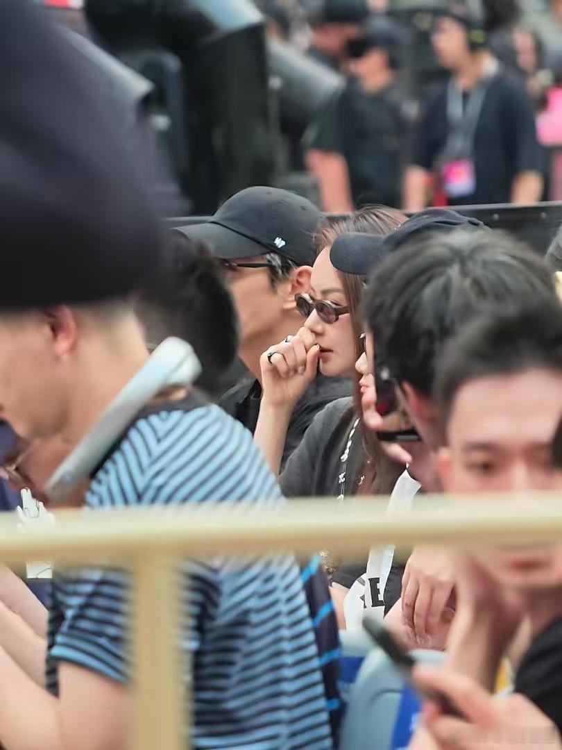 戚薇李承铉一家去看蔡依林演唱会戚薇李承铉一家现身蔡依林演唱会 戚薇李承铉一家去看