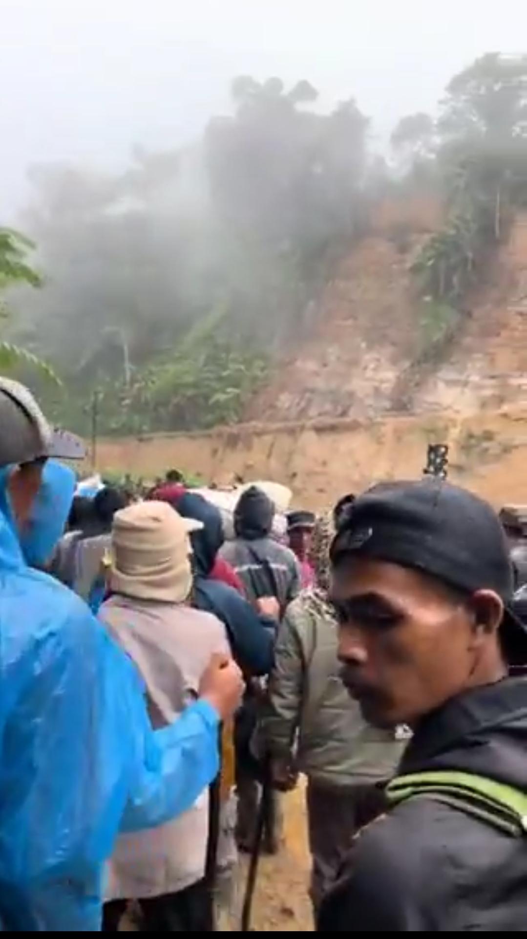 新闻快讯——他们并非战争受害者，而是洪灾受害者。
截至目前，报告确认已造成106